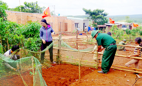 Bộ đội hướng dẫn đồng bào S’tiêng phương pháp trồng trọt, chăn nuôi tại Tiểu khu 119. Bộ đội hướng dẫn đồng bào S’tiêng phương pháp trồng trọt, chăn nuôi tại Tiểu khu 119.