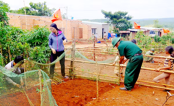 Bộ đội hướng dẫn đồng bào S’tiêng phương pháp trồng trọt, chăn nuôi tại Tiểu khu 119.