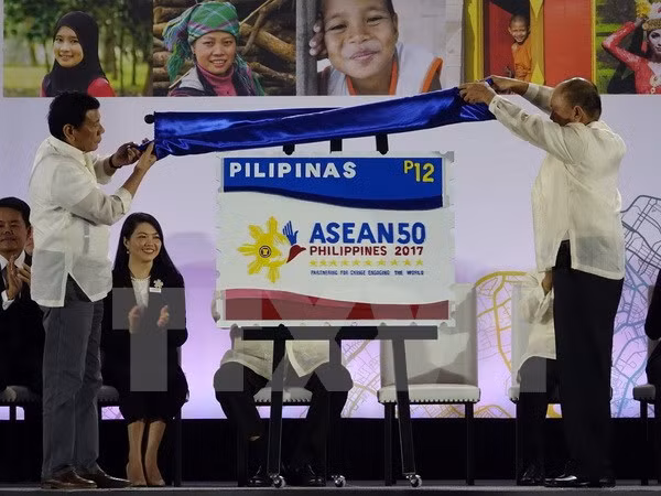 Tổng thống Philippines Rodrigo Duterte (trái) tại lễ đảm nhận cương vị Chủ tịch luân phiên ASEAN 2017 ở Davao.
