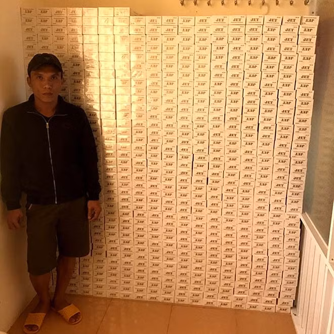  Đối tượng Nguyễn Ngọc Ngân cùng tang vật. Ảnh: V.N