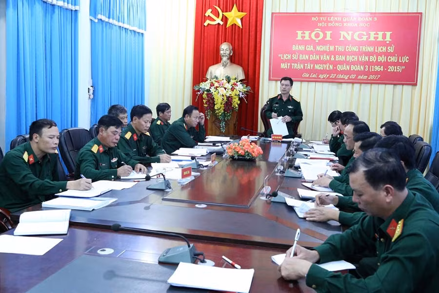  Đại tá Bùi Huy Biết-Phó Chính ủy Quân đoàn chủ trì Hội nghị nghiệm thu công trình lịch sử. Ảnh: Xuân Tính