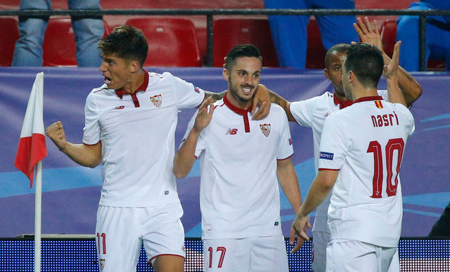 Niềm vui của các cầu thủ Sevilla sau khi Pablo Sarabia (17) mở tỷ số. Ảnh: Reuters Niềm vui của các cầu thủ Sevilla sau khi Pablo Sarabia (17) mở tỷ số. Ảnh: Reuters