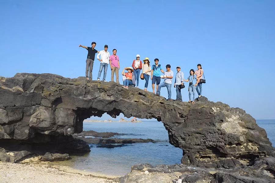 Du khách chụp ảnh tại cổng Tò Vò. Ảnh: N.T