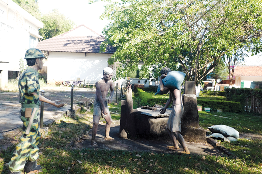 Một góc ngoài trời của Nhà lao Pleiku mô phỏng cuộc sống của những người tù yêu nước. Ảnh: H.N Một góc ngoài trời của Nhà lao Pleiku mô phỏng cuộc sống của những người tù yêu nước. Ảnh: H.N