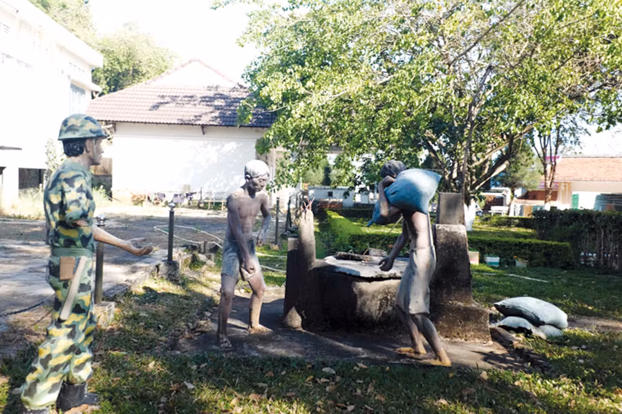 Một góc ngoài trời của Nhà lao Pleiku mô phỏng cuộc sống của những người tù yêu nước. Ảnh: H.N