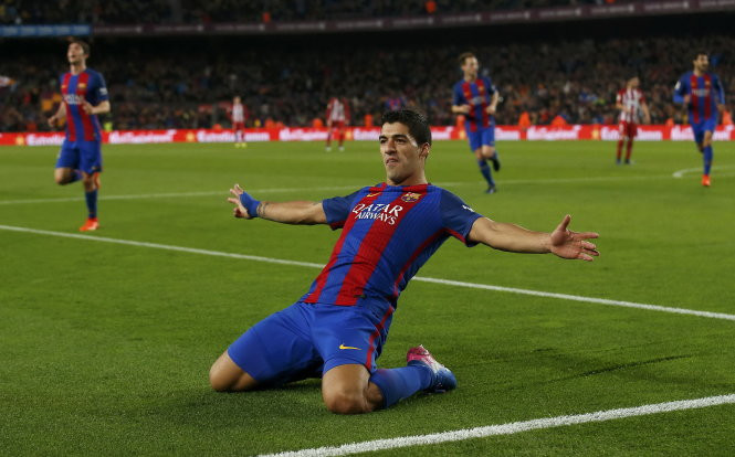 Niềm vui của Suarez sau khi mở tỷ số cho Barcelona. Ảnh: Reuters Niềm vui của Suarez sau khi mở tỷ số cho Barcelona. Ảnh: Reuters