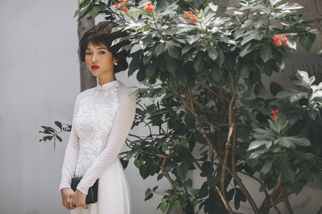 Nhà thiết kế lựa chọn ren, voan và lụa cao cấp cho bộ sưu tập mới.