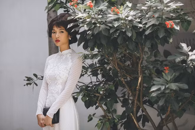 Nhà thiết kế lựa chọn ren, voan và lụa cao cấp cho bộ sưu tập mới.