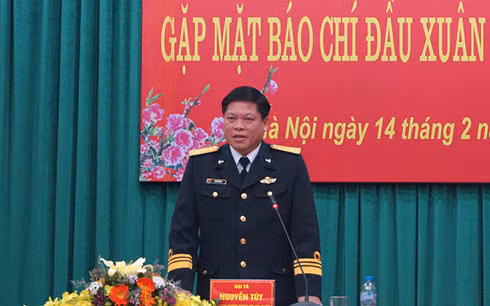 Đại tá Nguyễn Túy-Bí thư Đảng uỷ Cục Chính trị - Phó Chủ nhiệm Chính trị Hải quân thông tin với báo chí sáng 14-2