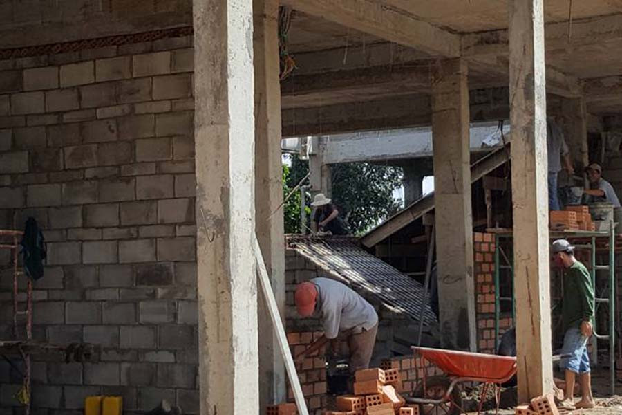 Sử dụng bê tông bọt tại công trình Trường Tiểu học Nguyễn Bỉnh Khiêm-TP. Pleiku. Ảnh: L.V.N Sử dụng bê tông bọt tại công trình Trường Tiểu học Nguyễn Bỉnh Khiêm-TP. Pleiku. Ảnh: L.V.N