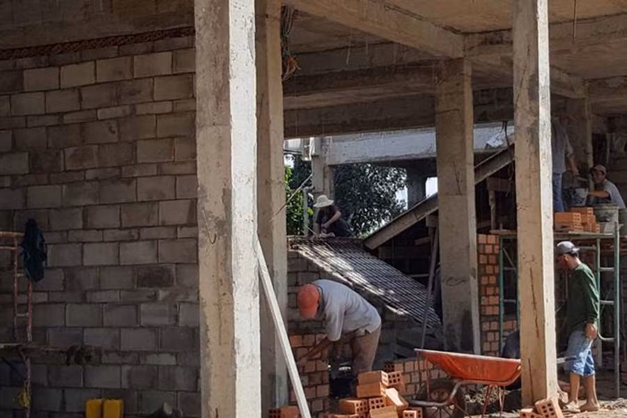  Sử dụng bê tông bọt tại công trình Trường Tiểu học Nguyễn Bỉnh Khiêm-TP. Pleiku. Ảnh: L.V.N