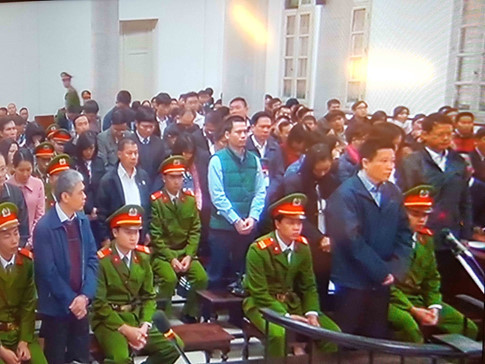 Các bị cáo trước vành móng ngựa Các bị cáo trước vành móng ngựa