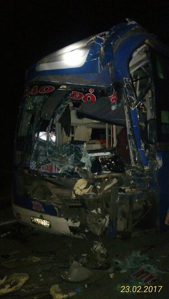 Chiếc xe chở 30 hành khách bị hư hỏng phần đầu