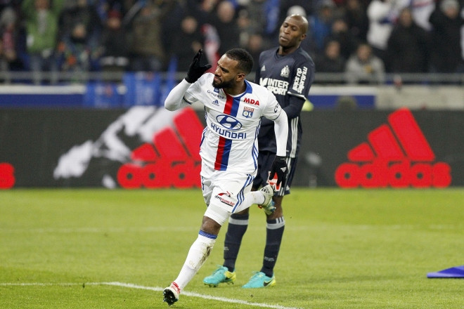 Tiền đạo của Lyon Alexandre Lacazette đã có 18 bàn. Tuy nhiên, anh chỉ được tính 27 điểm, tức 1,5 điểm cho mỗi bàn, vì UEFA xét thứ hạng các giải đấu trong năm mùa gần nhất để phân định điểm số cho cuộc đua Giày vàng. Xét năm mùa gần nhất thì Ligue 1 không nằm trong top năm giải hàng đầu mà thay vào đó là Primeira của Bồ Đào Nha. 5