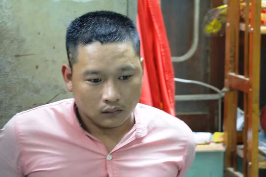 Kiên bị bắt đưa đến trụ sở công an làm rõ hành vi gây rối trật tự xã hội của mình (Ảnh do công an cung cấp)