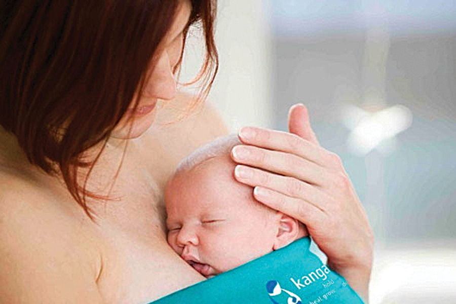 Một trẻ sơ sinh được chăm sóc theo phương pháp kangaroo. Ảnh: Internet Một trẻ sơ sinh được chăm sóc theo phương pháp kangaroo. Ảnh: Internet