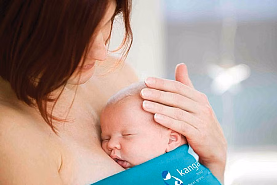 Một trẻ sơ sinh được chăm sóc theo phương pháp kangaroo. Ảnh: Internet