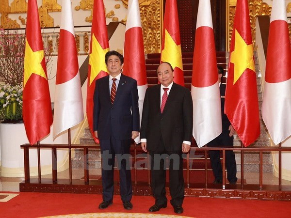 Thủ tướng Nguyễn Xuân Phúc và Thủ tướng Nhật Bản Shinzo Abe tại lễ đón hồi tháng Một vừa qua. (Ảnh: Lê Minh Sơn/Vietnam+)