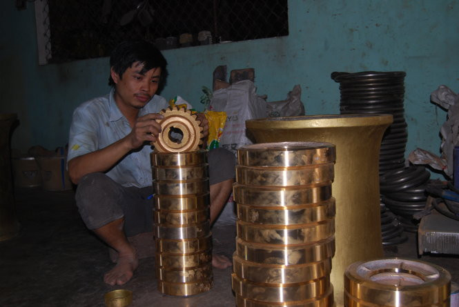 Thợ đúc Phan Tường Thiệu bên những sản phẩm mới của làng đúc Bằng Châu như nhông đồng, khoen đồng dùng cho nghề đánh bắt cá xa bờ. Thợ đúc Phan Tường Thiệu bên những sản phẩm mới của làng đúc Bằng Châu như nhông đồng, khoen đồng dùng cho nghề đánh bắt cá xa bờ.