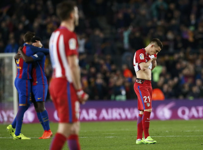 Nỗi thất vọng của các cầu thủ Atletico Madrid sau khi bị Barcelona loại. Ảnh: Reuters Nỗi thất vọng của các cầu thủ Atletico Madrid sau khi bị Barcelona loại. Ảnh: Reuters