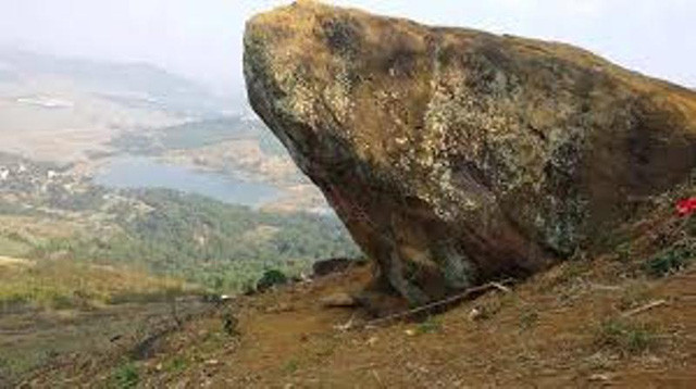 Mỏm đá chỉ cách mặt đất 5 mét, rất an toàn cho người chụp ảnh.  Mỏm đá chỉ cách mặt đất 5m, rất an toàn cho người chụp ảnh.