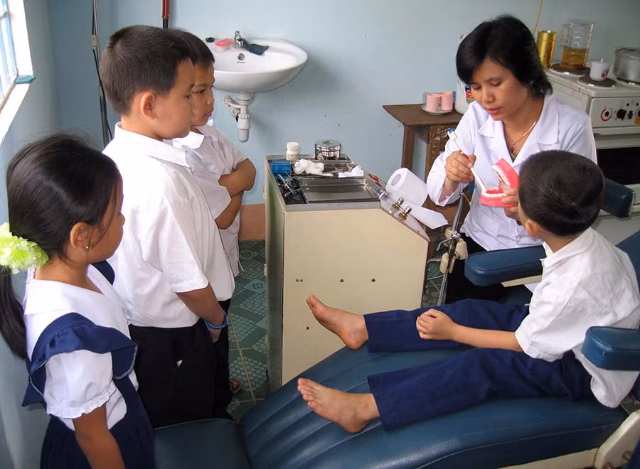  Giáo dục vệ sinh răng miệng cho học sinh để ngăn ngừa bệnh viêm xoang. Ảnh: T.Đ