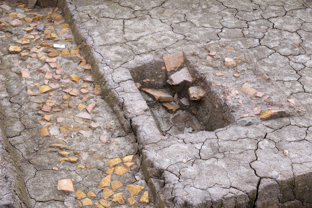 Tại đây đã tìm thấy 2 dấu tích kiến trúc thời Lý nằm chồng lên nhau. Kiến trúc giai đoạn sớm (1) xuất lộ 12 móng cột hình vuông (1,3m x 1,4m) gia cố bằng vật liệu sét, sỏi.