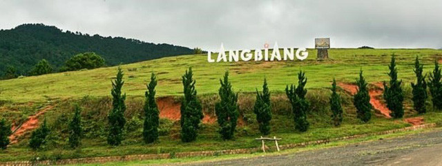 Vẻ đẹp kì bí của cao nguyên Lang Biang nhìn từ xa.