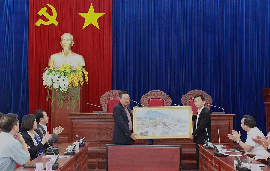 Đoàn công tác tỉnh Lạng Sơn tặng quà lưu niệm cho tỉnh Gia Lai. Ảnh: Hồng Thi