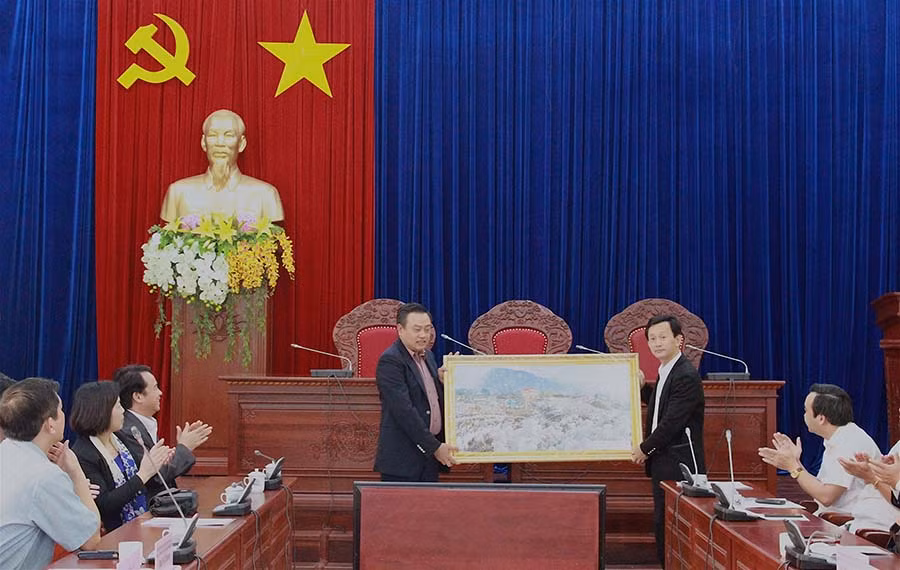 Đoàn công tác tỉnh Lạng Sơn tặng quà lưu niệm cho tỉnh Gia Lai. Ảnh: Hồng Thi