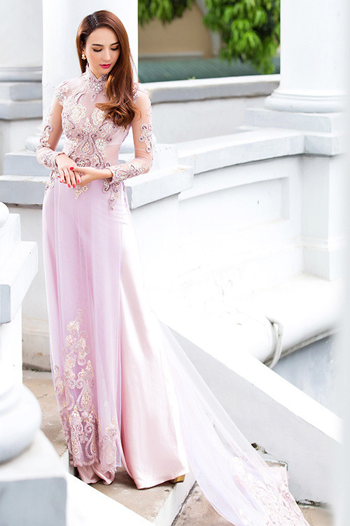 Hoa hậu quyến rũ hơn khi diện chiếc áo tím pastel chất liệu voan mỏng, xuyên thấu. Hoa hậu quyến rũ hơn khi diện chiếc áo tím pastel chất liệu voan mỏng, xuyên thấu.