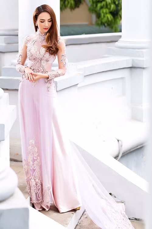 Hoa hậu quyến rũ hơn khi diện chiếc áo tím pastel chất liệu voan mỏng, xuyên thấu.