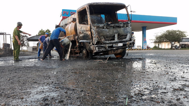 Nhờ tài xế liều mình lái xe ra khỏi cây xăng nên tránh được vụ cháy kinh hoàng - Ảnh: Bửu Đấu Nhờ tài xế liều mình lái xe ra khỏi cây xăng nên tránh được vụ cháy kinh hoàng - Ảnh: Bửu Đấu