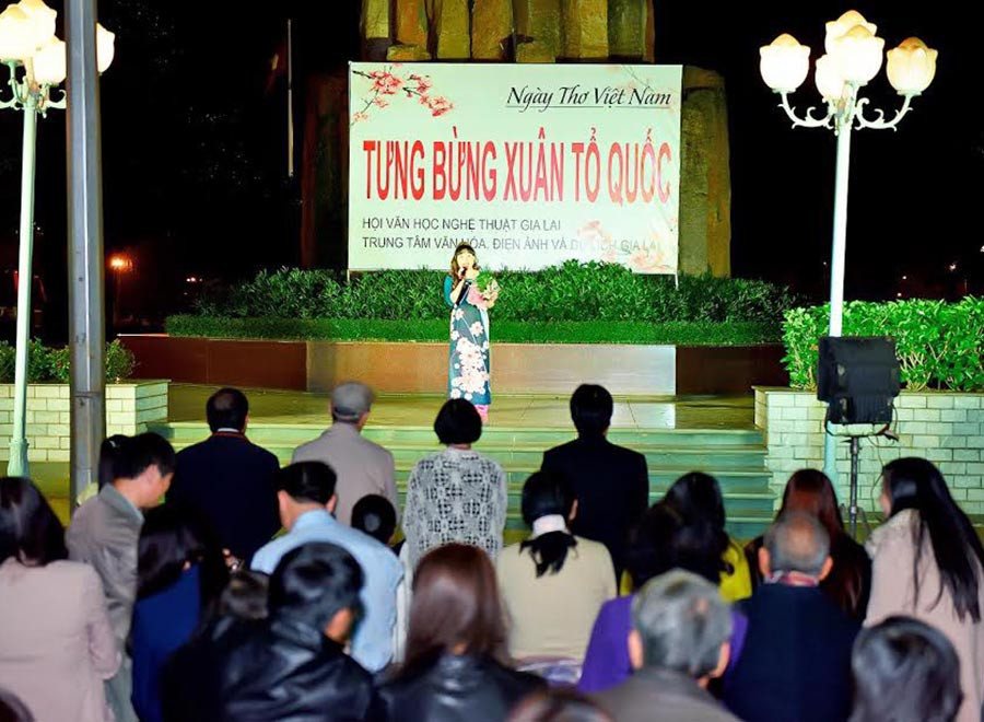  Đêm thơ nguyên tiêu 2016 tổ chức tại Quảng trường Đại Đoàn kết (TP. Pleiku). Ảnh: Đức Thụy