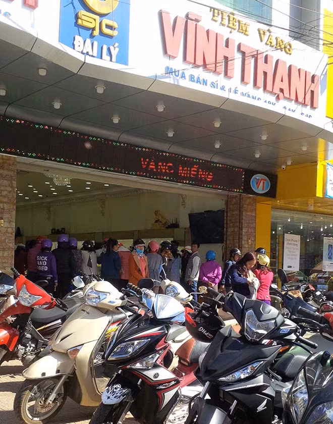 Cảnh chen chúc mua vàng liên tục diễn ra từ sáng sớm nay (6/2) tại nhiều tiệm vàng ở Pleiku. Ảnh: T.N