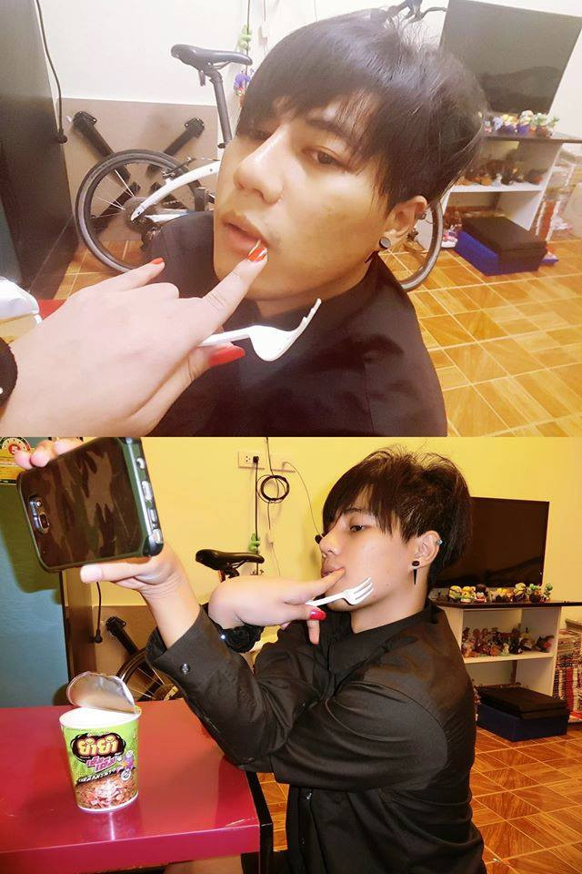 "có gì đó ở khóe miệng anh kìa"