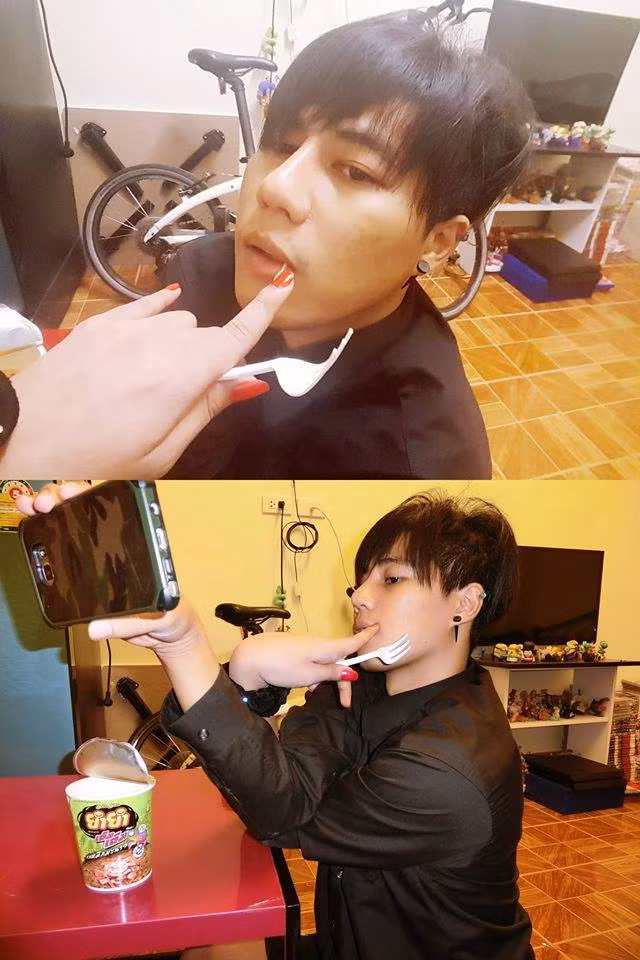 "có gì đó ở khóe miệng anh kìa"