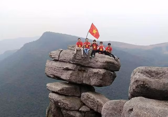 Mỏm lúc lắc được phát hiện cách đây chưa lâu nhưng đã là địa điểm thu hút rất nhiều khách du lịch.