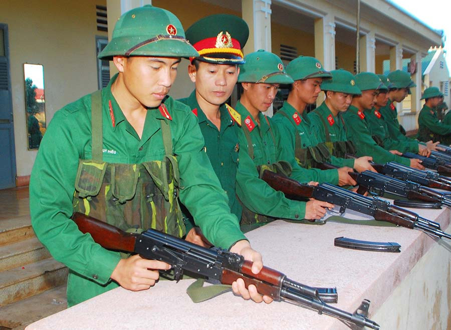  Thượng úy Ngô Khắc Hải (thứ hai từ trái sang) kiểm tra bộ đội bảo quản vũ khí trang bị. Ảnh: V.D.H