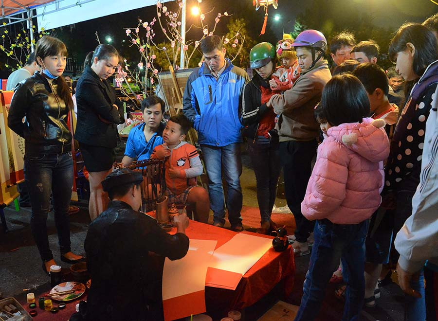 Gian hàng viết thư pháp luôn đông đúc bởi người xem viết chữ cũng như người mua.