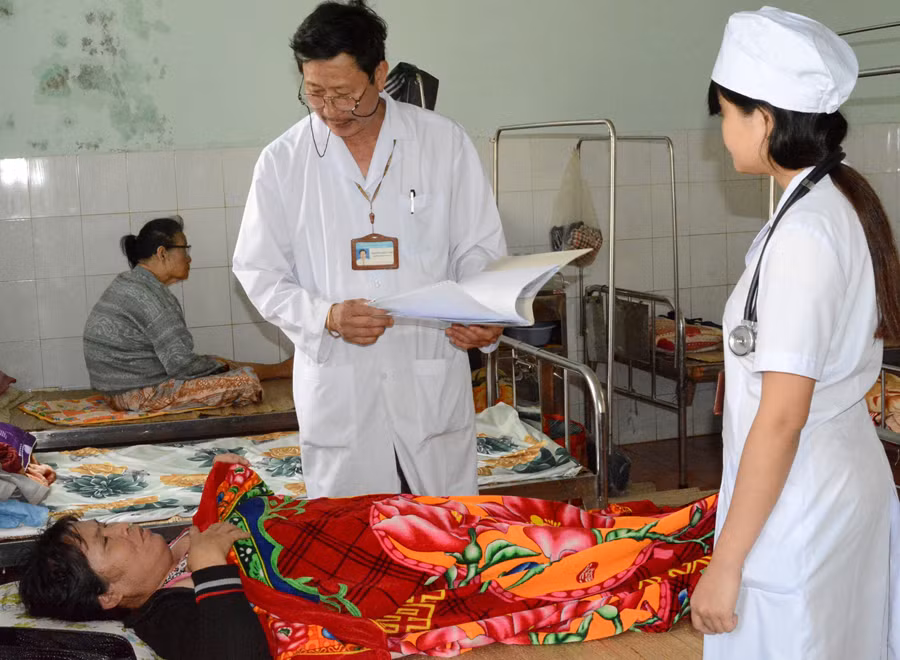 Các bác sĩ thăm khám bệnh nhân mắc bệnh sốt xuất huyết đang nằm điều trị tại Trung tâm Y tế huyện. Ảnh: M.N Các bác sĩ thăm khám bệnh nhân mắc bệnh sốt xuất huyết đang nằm điều trị tại Trung tâm Y tế huyện. Ảnh: M.N