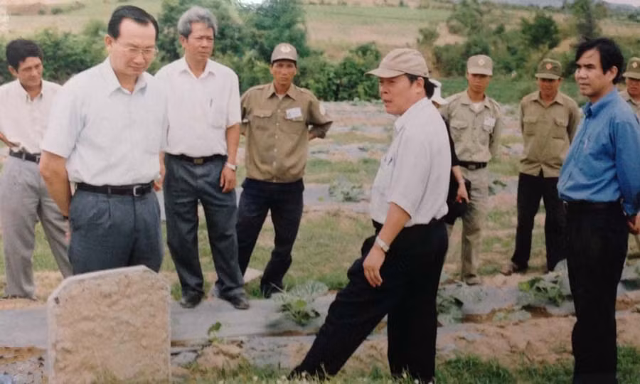  Đồng chí Nguyễn Tuấn Khanh (thứ nhất bên trái)-nguyên Bí thư Tỉnh ủy đến kiểm tra hiện trường nơi từng xảy ra vụ thảm sát.