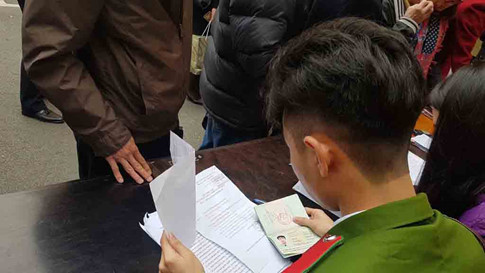 Những người có giấy mời dự phiên tòa đều phải qua kiểm tra an ninh nghiêm ngặt 3