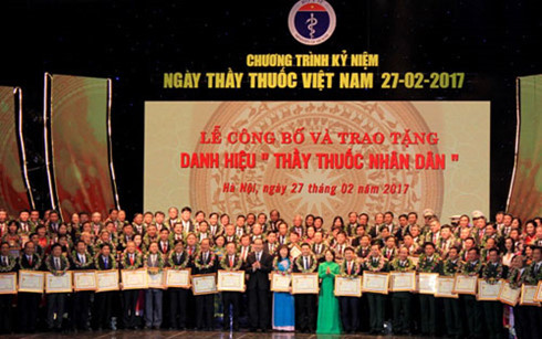 Chủ tịch nước Trần Đại Quang trao danh hiệu Thầy thuốc Nhân dân cho các cá nhân tiêu biểu. Chủ tịch nước Trần Đại Quang trao danh hiệu Thầy thuốc Nhân dân cho các cá nhân tiêu biểu.