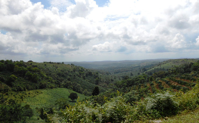 Nằm ở vị trí trung tâm tỉnh, cao nguyên rộng lớn chạy dài từ Bắc xuống Nam trên 90 km, từ Đông sang Tây 70 km.