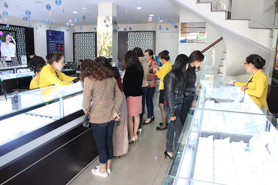 Vàng miếng PNJ dập chữ Phúc - Lộc - Tài rất được ưa chuộng trong ngày vía Thần tài. Ảnh: T.N