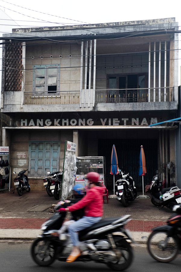 Tòa nhà “Hàng không Việt Nam”-một trong những công trình đá rửa hiếm hoi của thành phố bỏ không nhiều năm nay. Ảnh: H.N Tòa nhà “Hàng không Việt Nam”-một trong những công trình đá rửa hiếm hoi của thành phố bỏ không nhiều năm nay. Ảnh: H.N