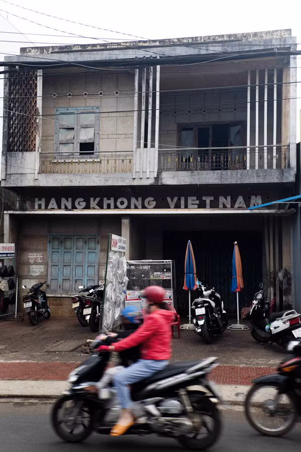Tòa nhà “Hàng không Việt Nam”-một trong những công trình đá rửa hiếm hoi của thành phố bỏ không nhiều năm nay. Ảnh: H.N Tòa nhà “Hàng không Việt Nam”-một trong những công trình đá rửa hiếm hoi của thành phố bỏ không nhiều năm nay. Ảnh: H.N