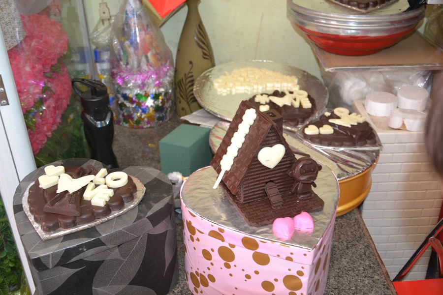 Socola ngôi nhà, tình nhân cũng được nhiều khách lựa chọn làm quà tặng. Ảnh: N.T