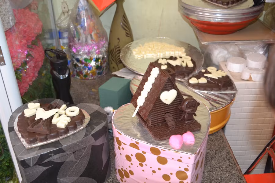 Socola ngôi nhà, tình nhân cũng được nhiều khách lựa chọn làm quà tặng. Ảnh: N.T